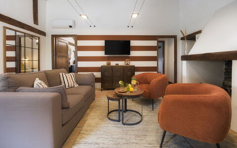 Casale Tavernelle 6: Möbel, Interior Design, Flooring, Fussboden, Couch, Wand, Zimmer, Holz, Wohnzimmer, Tabelle