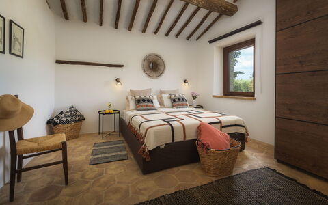 Casale Tavernelle 6: Möbel, Holz, Interior Design, Flooring, Schlafzimmer, Fussboden, Zuhause, Bett, Zimmer, Bedding