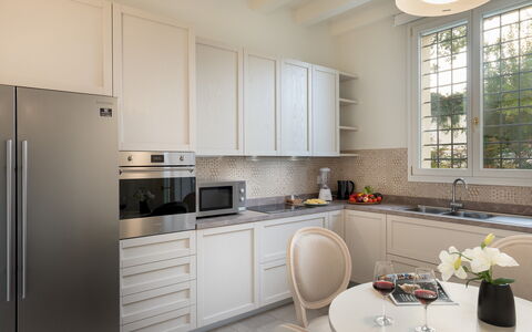 Villa Pergola 8: Küche, Küchengerät, Möbel, Interior Design, Countertop, Cabinetry, Flooring, Major Appliance, Holz, Zuhause