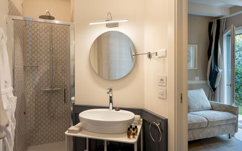 Villa Pergola 8: Interior Design, Armatur, Flooring, Badezimmer, Fussboden, Möbel, Beleuchtung, Installation, Zimmer, Zuhause