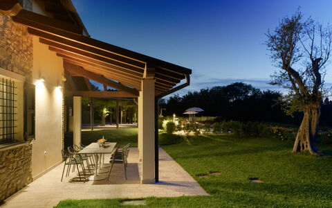 Villa Pergola 8: Zuhause, Wohngebiet, Haus, Dach, Grundstueck, Estate, Schatten, Hütte, Veranda, Garten