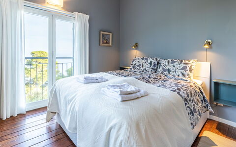 Villa nel Blu 8: Bett, Schlafzimmer, Bedding, Bettdecke, Interior Design, Möbel, Linens, Fussboden, Flooring, Bettrahmen