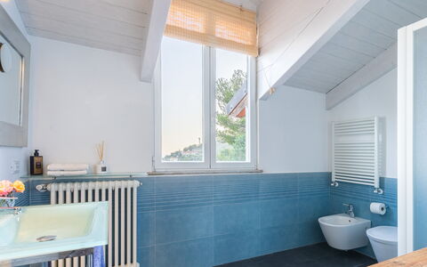 Villa nel Blu 8: Flooring, Armatur, Fussboden, Interior Design, Zapfhahn, Installation, Badezimmer, Decke, Verbundwerkstoff, Sinken