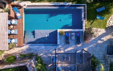 Villa nel Blu 8: Blau, Schwimmbad, Gartenmöbel, Resort, Möbel, Sonnenliege, Stuhl, Verbundwerkstoff, Freizeit, Eco Hotel