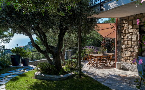 Villa nel Blu 8: Möbel, Stuhl, Gartenmöbel, Garten, Schatten, Tisch Im Freien, Hinterhof, Garten, Landscaping, Terrasse