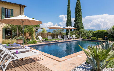 Casale Santa Lucia 8+2: Schwimmbad, Villa, Landscaping, Resort, Regenschirm, Ferienort, Sonnenliege, Zimmerpflanze