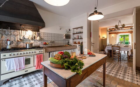 La Casa nei Vigneti 10: Küche, Interior Design, Flooring, Möbel, Countertop, Fussboden, Herd, Decke, Beleuchtung, Zimmer