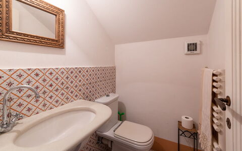 La Casa nei Vigneti 10: Badezimmer, Wand, Flooring, Fussboden, Armatur, Interior Design, Bad Sink, Installation, Sinken, Toilette