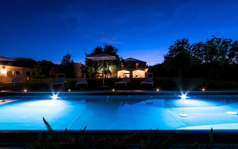 La Casa nei Vigneti 10: Schwimmbad, Blau, Wasser, Resort, Nacht, Thermae, Verbundwerkstoff, Landschaft Beleuchtung, Water Feature, Eco Hotel