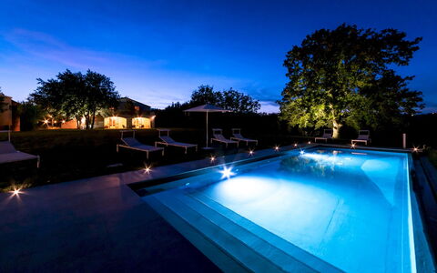 La Casa nei Vigneti 10: Schwimmbad, Blau, Wasser, Resort, Reflexion, Water Feature, Landschaft Beleuchtung, Verbundwerkstoff, Dämmerung, Eco Hotel