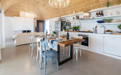 Villa la Pupazza 8: Möbel, Interior Design, Tabelle, Flooring, Küche & Esszimmer Tisch, Stuhl, Fussboden, Küche, Decke, Esszimmer