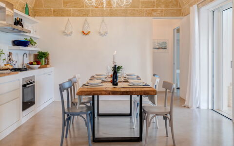 Villa la Pupazza 8: Möbel, Interior Design, Flooring, Stuhl, Tabelle, Holz, Küche & Esszimmer Tisch, Esszimmer, Decke, Fussboden