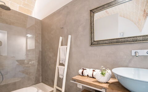 Villa la Pupazza 8: Wand, Armatur, Flooring, Interior Design, Fussboden, Badezimmer, Decke, Beleuchtung, Sinken, Installation