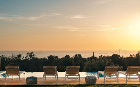 Villa la Pupazza 8: Möbel, Horizont, Gartenmöbel, Stuhl, Meer, Sonnenlicht, Ozean, Küste, Strand, Ufer