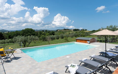Casa la Fenice 8+2: Schwimmbad, Gartenmöbel, Möbel, Resort, Sonnenliege, Verbundwerkstoff, Stuhl, Eco Hotel, Thermae, Regenschirm
