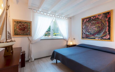 Villa Bubi 8+1: Möbel, Interior Design, Linens, Schlafzimmer, Zimmerpflanze, Bett, Blumentopf, Bedding, Bilderrahmen, Hartholz