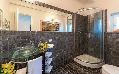 Villa Bubi 8+1: Armatur, Badezimmer, Interior Design, Flooring, Fussboden, Zapfhahn, Sinken, Bad Sink, Installation, Beleuchtung