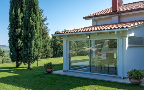 Villa Bubi 8+1: Zuhause, Dach, Tür, Outdoor Struktur, Hütte, Schatten, Veranda, Garten, Estate, Gartenbauten