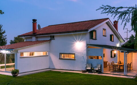 Villa Bubi 8+1: Gebäude, Zuhause, Haus, Dach, Wohngebiet, Die Architektur, Fassade, Hütte, Verbundwerkstoff, Tür