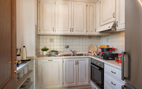 La Buganvilla 14: Küche, Küchengerät, Countertop, Cabinetry, Major Appliance, Holz, Interior Design, Möbel, Schrank, Zimmer