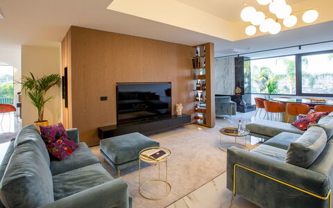 Villa Ingrid 12: Möbel, Interior Design, Flooring, Couch, Fussboden, Wand, Wohnzimmer, Holz, Decke, Tabelle