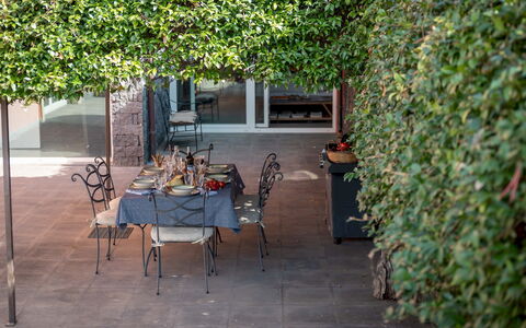 Villa Kimia 8: Blatt, Strauch, Schatten, Frühling, Garten, Gartenmöbel, Blumentopf, Landscaping, Garten