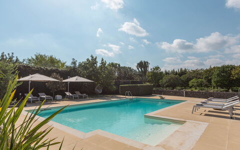 Villa Kimia 8: Schwimmbad, Resort, Garten, Verbundwerkstoff, Gartenmöbel, Landscaping, Eco Hotel, Water Feature, Schatten, Thermae