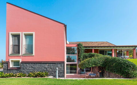 Villa Kimia 8: Fassade, Zuhause, Wohngebiet, Garten, Estate, Landscaping, Garten, Bauernhaus, Balkon, Veranda