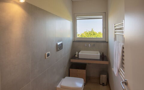 Villa Kimia 8: Flooring, Badezimmer, Wand, Armatur, Interior Design, Fussboden, Bad Sink, Sinken, Zapfhahn, Installation