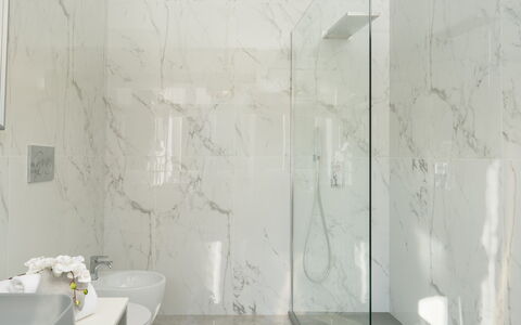 Villa Irma 10: Flooring, Wand, Interior Design, Fussboden, Armatur, Badezimmer, Decke, Fliese, Installation, Beleuchtung