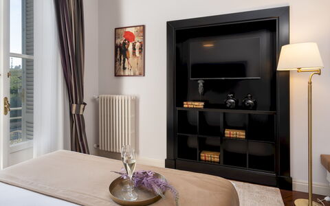 Villa Irma 10: Möbel, Interior Design, Wand, Zimmer, Holz, Fernsehen, Fussboden, Zuhause, Flooring, Beleuchtung