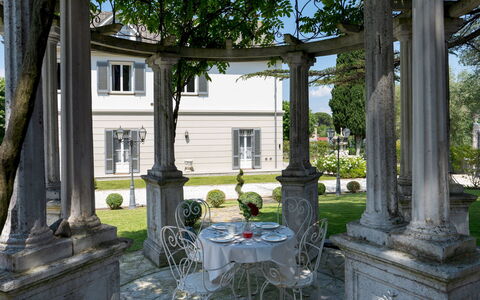 Villa Irma 10: Säule, Veranda, Estate, Formen, Garten, Blumentopf, Schatten, Villa, Garten, Landscaping