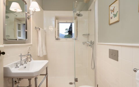 Anticiana 8: Badezimmer, Armatur, Interior Design, Wand, Bad Sink, Sinken, Flooring, Fussboden, Zapfhahn, Spiegel