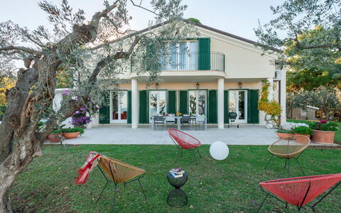 Villa Lucente 6+2: Zuhause, Haus, Tür, Rasen, Garten, Estate, Garten, Schatten, Landscaping, Hazienda