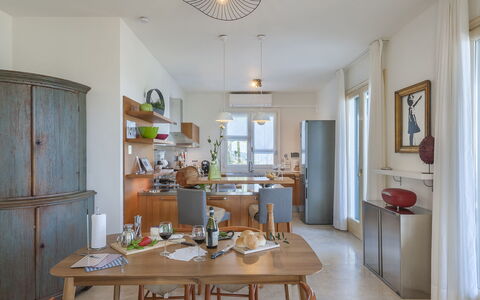 Villa Lucente 6+2: Möbel, Interior Design, Flooring, Holz, Stuhl, Decke, Fussboden, Tabelle, Küche & Esszimmer Tisch, Esszimmer