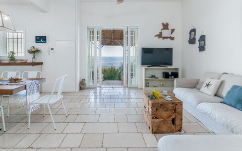 Villa Soleluna 7+1: Möbel, Flooring, Fussboden, Tabelle, Stuhl, Interior Design, Wohnzimmer, Couch, Zimmer, Küche & Esszimmer Tisch