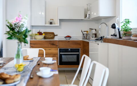 Villa Soleluna 7+1: Möbel, Küchengerät, Countertop, Küche, Cabinetry, Interior Design, Holz, Flooring, Haushaltsgerät, Major Appliance