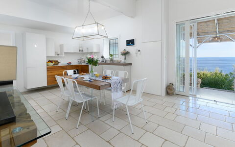 Villa Soleluna 7+1: Möbel, Stuhl, Flooring, Interior Design, Tabelle, Fussboden, Küche & Esszimmer Tisch, Beleuchtung, Zimmer, Esszimmer