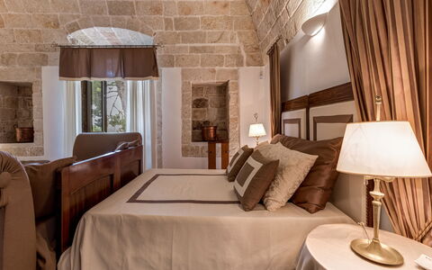 Masseria Tarsia Incuria 8+4: Möbel, Interior Design, Schlafzimmer, Decke, Flooring, Bett, Fussboden, Beleuchtung, Zimmer, Light Fixture