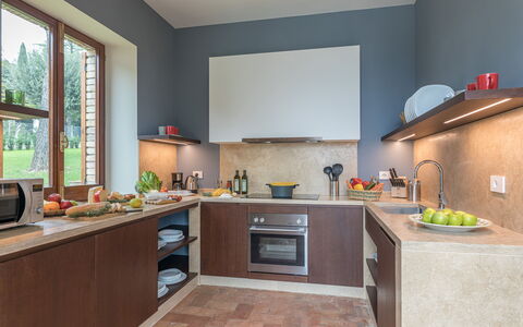 Villa Anna Elisa 8: Küche, Küchengerät, Countertop, Möbel, Interior Design, Cabinetry, Major Appliance, Holz, Flooring, Haushaltsgerät