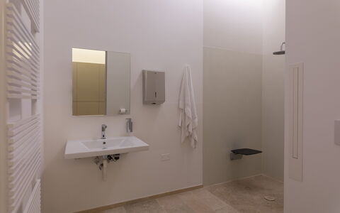 Villa Anna Elisa 8: Flooring, Wand, Fussboden, Armatur, Interior Design, Holz, Badezimmer, Bad Sink, Decke, Spiegel