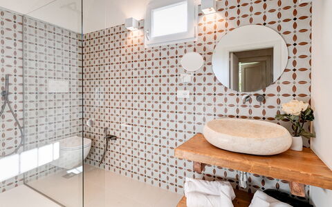 Masseria Profilo 8: Interior Design, Badezimmer, Flooring, Wand, Armatur, Fussboden, Bad Sink, Fliese, Installation, Zapfhahn