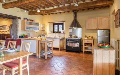 Casale Mollina 6+2: Möbel, Flooring, Interior Design, Küche, Holz, Küchengerät, Fussboden, Cabinetry, Decke, Countertop