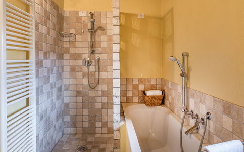 Casale Mollina 6+2: Badezimmer, Armatur, Badewanne, Flooring, Wand, Fussboden, Interior Design, Installation, Fliese, Zapfhahn
