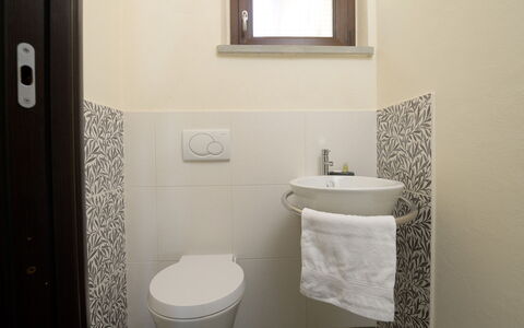 Villa Maggiorana 10: Badezimmer, Armatur, Flooring, Toilleten Sitz, Fussboden, Toilette, Interior Design, Bad Sink, Installation, Sinken