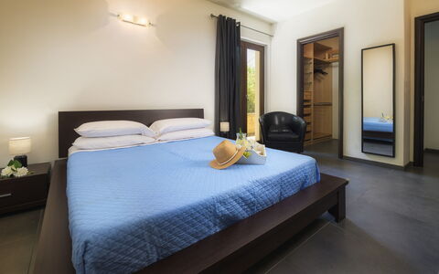 Villa Maggiorana 10: Möbel, Interior Design, Bett, Flooring, Fussboden, Schlafzimmer, Zimmer, Holz, Decke, Bettdecke