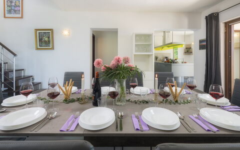 Villa Maggiorana 10: Möbel, Interior Design, Tabelle, Stuhl, Flooring, Decke, Küche & Esszimmer Tisch, Beleuchtung, Zimmer, Esszimmer