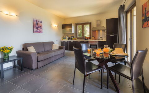 Villa Maggiorana 10: Zuhause, Hartholz, Holzbeize, Stuhl, Resort, Zimmerpflanze, Wohnzimmer, Hotel, Eco Hotel