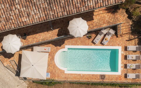Villa Maggiorana 10: Schwimmbad, Gartenmöbel, Verbundwerkstoff, Resort, Sonnenliege, Stuhl, Regenschirm, Fliese, Design, Villa