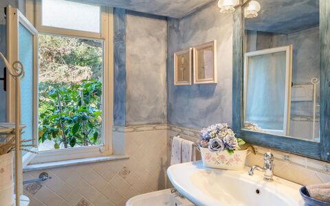 Villa Corallina 12: Wand, Armatur, Interior Design, Badezimmer, Zapfhahn, Bad Sink, Installation, Sinken, Zuhause, Spiegel